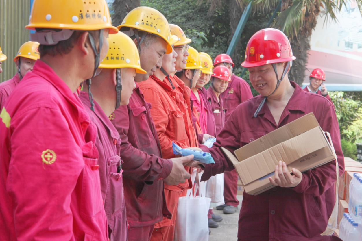 情系職工 夏送清涼 公司總經(jīng)理錢洪建率隊開展高溫慰問